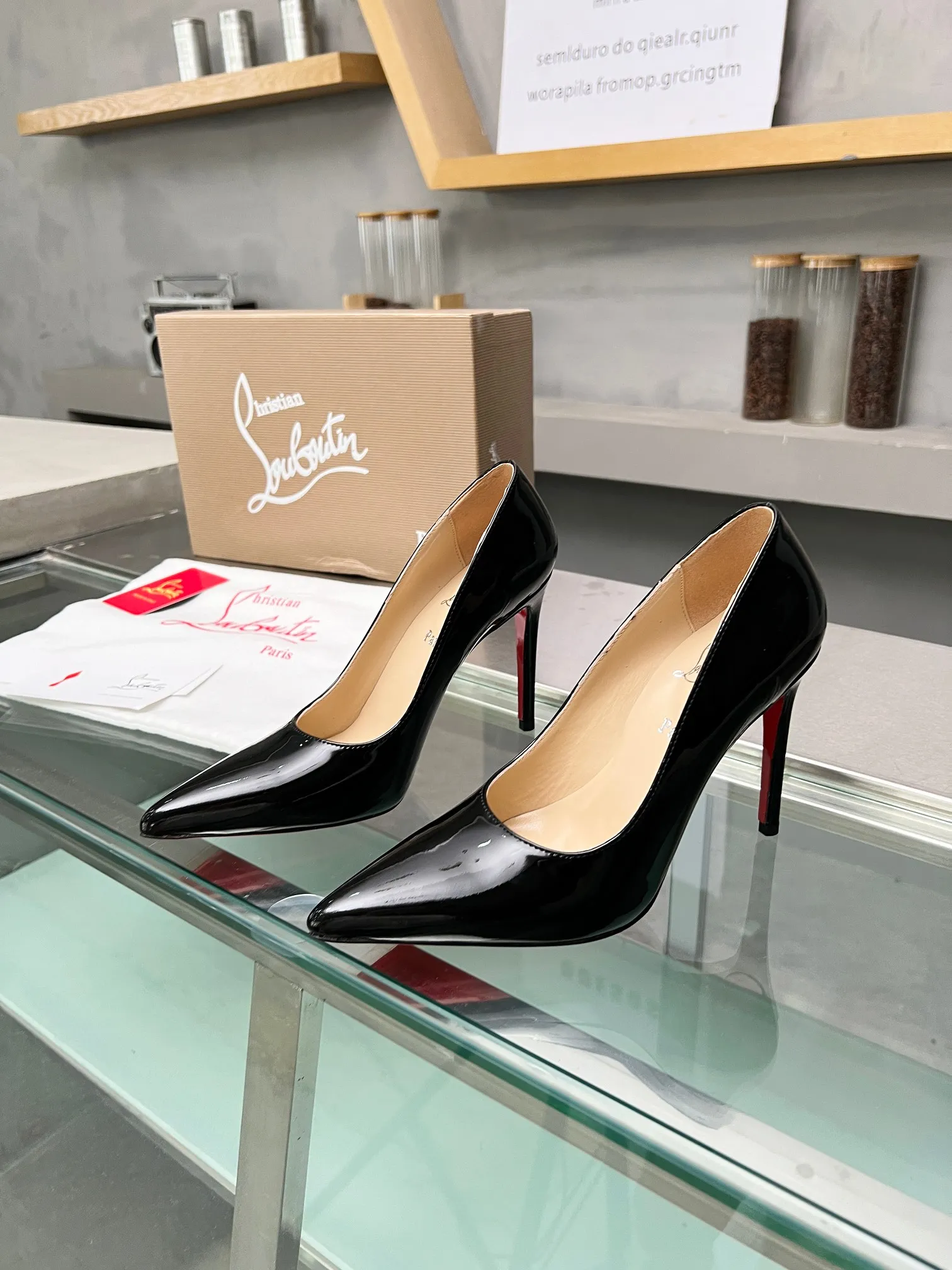 👟👟Ex-factory price 560👟👟 Christian Louboutin CL red-soled shoes‖ Globally limited edition! Blessings from Las Vegas❤ Inspired by the colorful neon of Las Vegas🎆 Handmade, exquisite craftsmanship❗Collectible work❗ Absolutely eye-catching presence🌟 Transparent PVC ironed with various crystal diamonds, very delicate, too beautiful, too beautiful, too beautiful. Stiletto fashion sandals are simply irresistible. Sexy goddess releases invincible femininity. The gorgeous red sole is like the red carpet the queen steps on when she ascends to the top. Her aura will be full in every minute. Whether in love or in the workplace, she will be popular to the end. Extraordinarily fascinating and full of femininity! Suitable for all kinds of parties 💎 Unbeatable classic, all original one-to-one mold customization 🍳Fabric: original material PVC/mesh 🍳Inner: imported soft sheepskin lining feet 🍳Outsole: original genuine leather sole 🍳Heel height: flat bottom increased by 3cm/8.5cm/10.5cm 🍳Color: gold, silver, black, white 🍳Size : 35-39 (40/41/42/43 customized, non-returnable) standard code 🍳Packing: with cloth bag, card